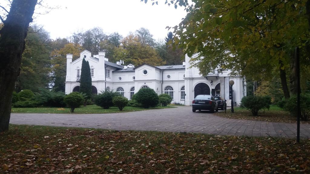 Bed and Breakfast Roskosz Zespol Dworsko Parkowy à Biała Podlaska Extérieur photo