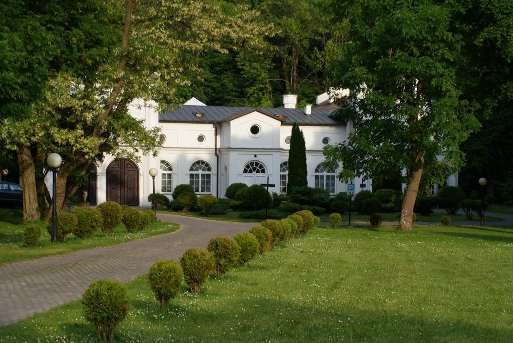 Bed and Breakfast Roskosz Zespol Dworsko Parkowy à Biała Podlaska Extérieur photo