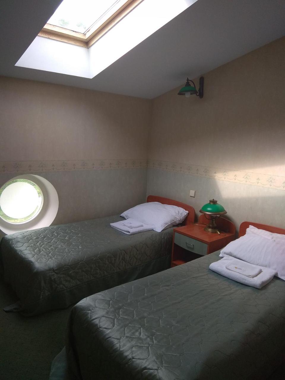 Bed and Breakfast Roskosz Zespol Dworsko Parkowy à Biała Podlaska Extérieur photo